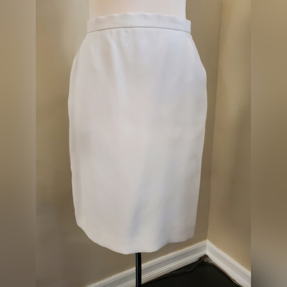 JONES NEW YORK beige skirt, size 4 -JUST REDUCED!